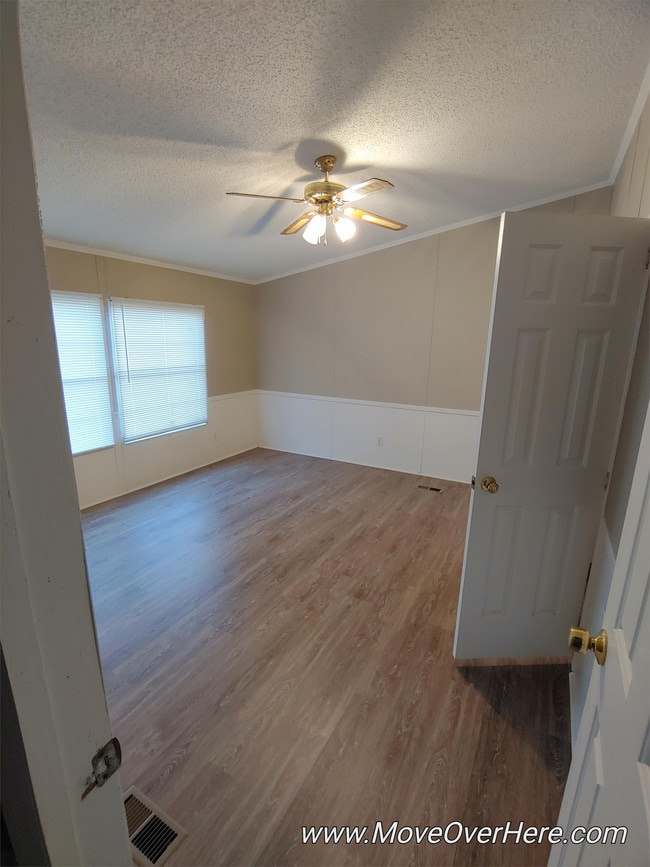 Foto del edificio - 402 Country Walk Ln