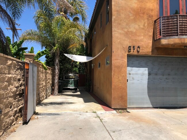 Entrada privada lateral - 870 W 19th St