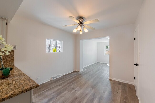 Foto del edificio - 5222 S Normandy Ave