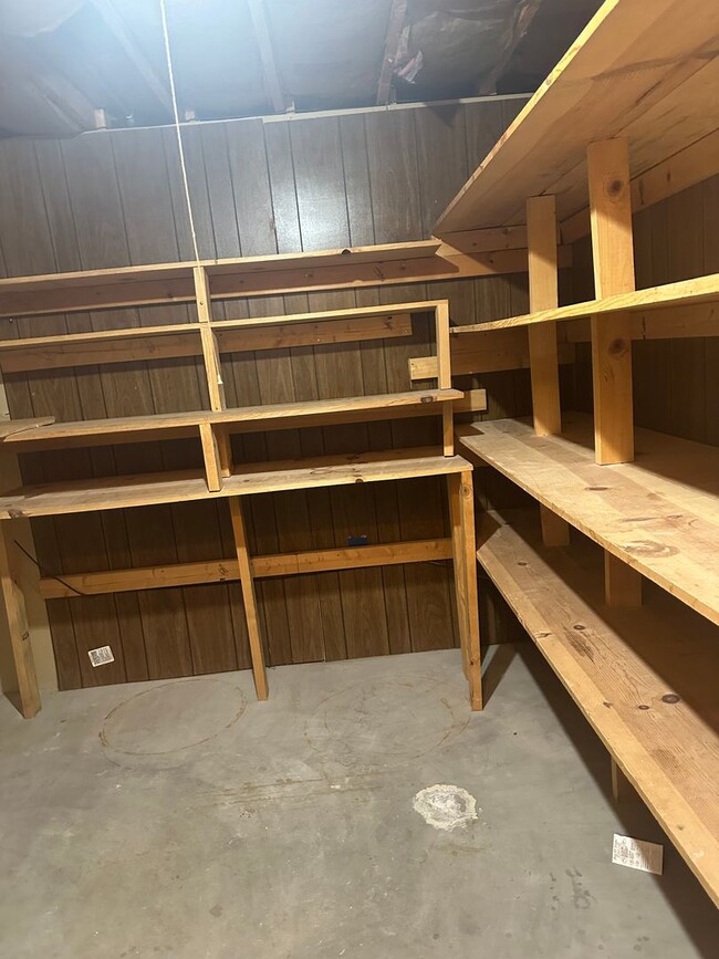 Building Photo - Spacious and recently updated, this 6-bedroom, 3-bathroom home in Ammon