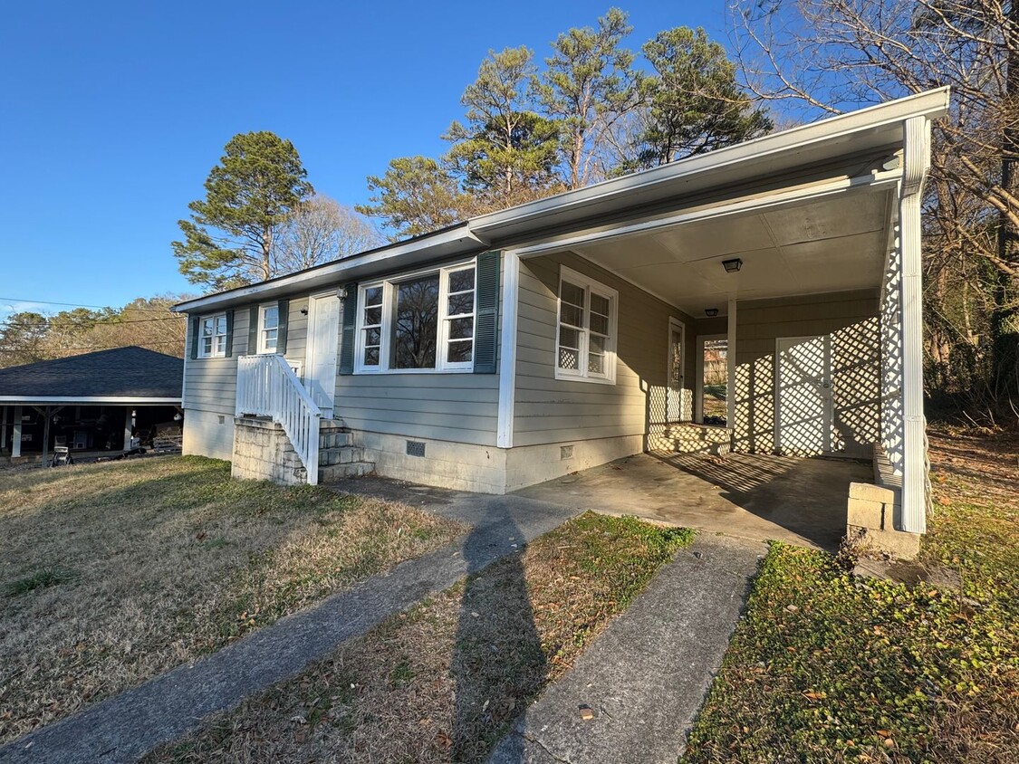 Primary Photo - 3 Bedrooms, 1 Bathroom - Home in Rosemont ...