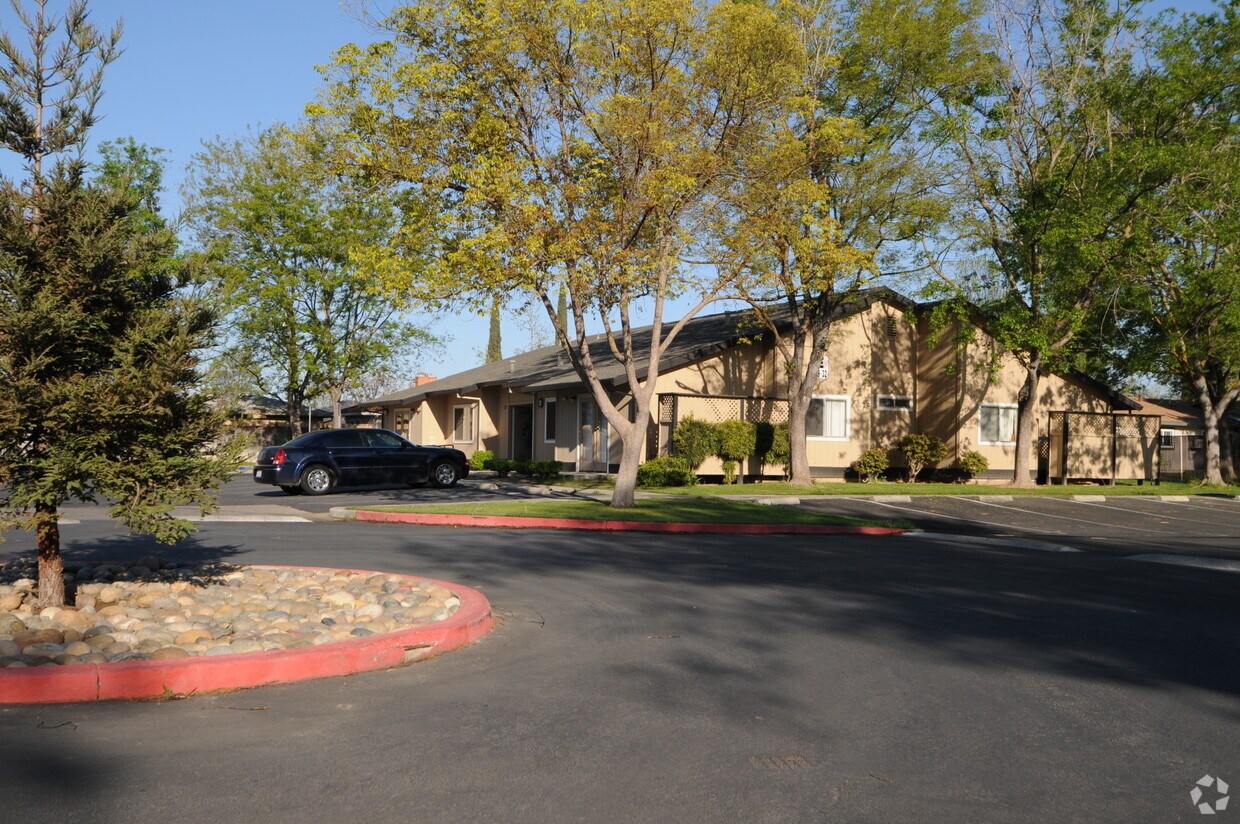 Foto del edificio - Meredith Manor Apartments