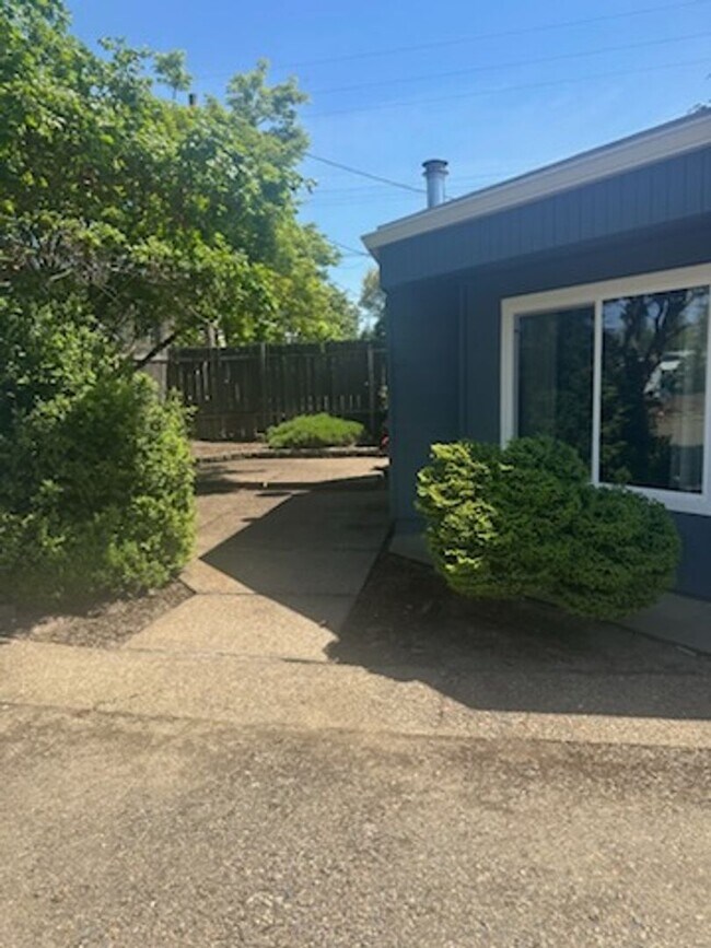 Foto del edificio - Available Now!  One level 2 Bedroom and 2 Bath Home