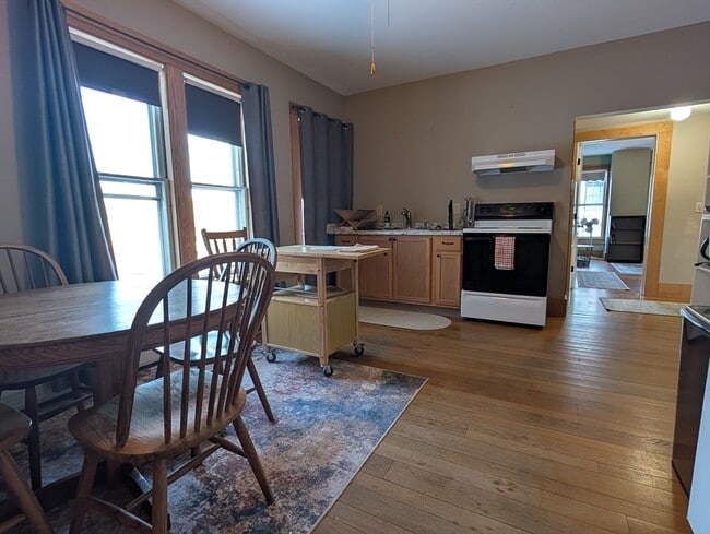 Building Photo - 527 Main St