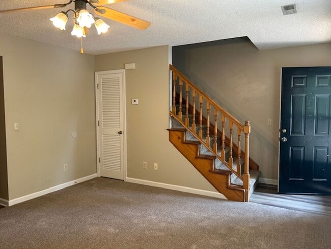 Building Photo - Mallwood- 2 Bedroom, 1.5 Bath Townhouse