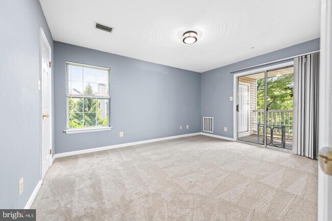 Building Photo - 558 Astor Square