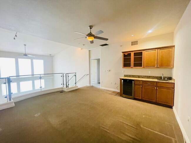 Foto del edificio - 2220 Village Walk Dr