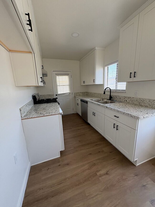 Foto del edificio - Gorgeous Remodeled 4 bedrooms 2 Bathroom.