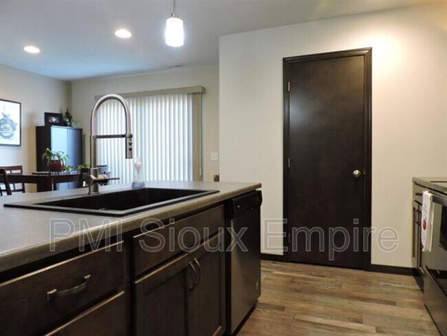 Foto del edificio - 9600 W Broek Dr