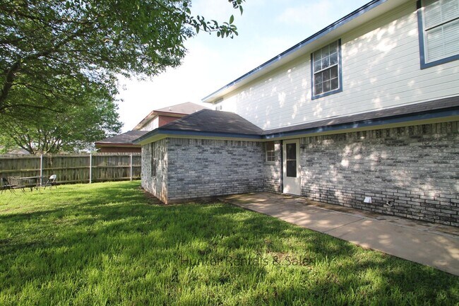 Building Photo - Newly Updated Townhome + FREE Move-In Month Rent!