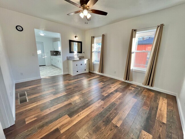 Foto del edificio - Spacious Fully Remodeled Ground Floor Duplex!