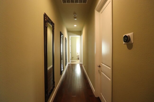 Building Photo - Lovely Room for Rent