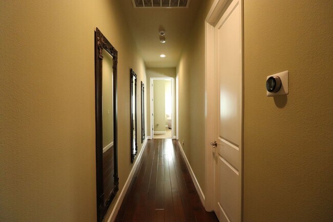 Foto del edificio - Lovely Room for Rent