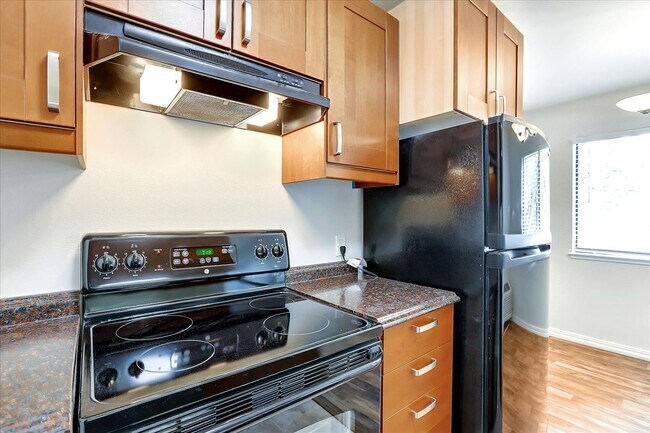 Building Photo - 1 Bedroom Condo - Top Floor