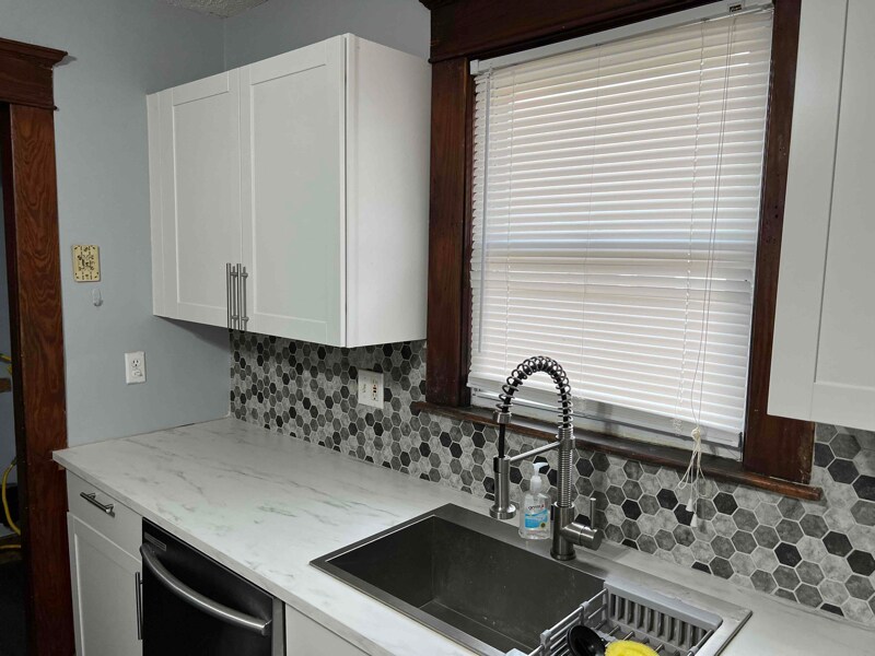 Primary Photo - 33 Carver St