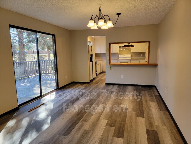 Foto del edificio - 61442 Little John Ln