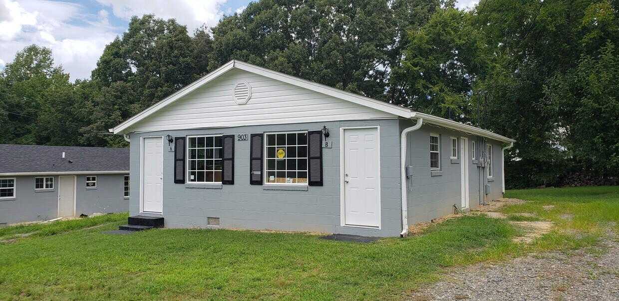 Foto del edificio - 903 Douglas Dr