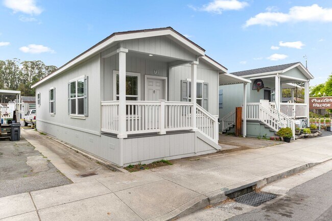 Foto del edificio - BRAND NEW HOME IN THE PLEASURE POINT AREA OF SANTA CRUZ. $3,750 Per Month