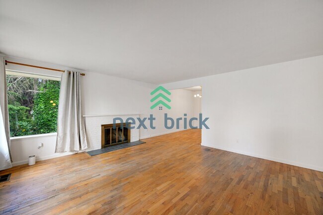 Foto del edificio - Charming 3-Bedroom Edmonds Home with 2 Full Baths and Spacious 1982 Sq. Ft. Living Space!