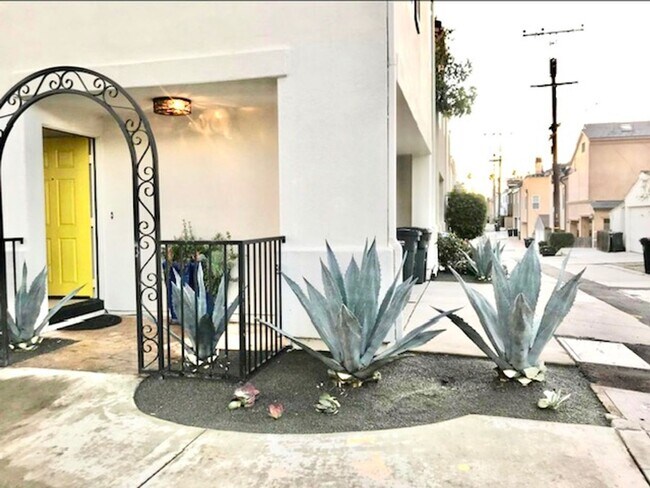 Building Photo - Beautiful 2-Bedroom, 2.5-Bath Townhome Just South of PCH