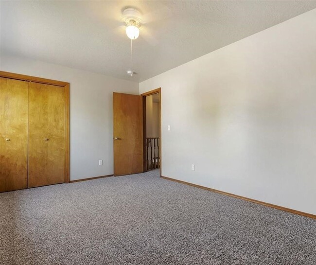 Building Photo - 3 bed, 2.5 bath, 2 car garage with a spaci...