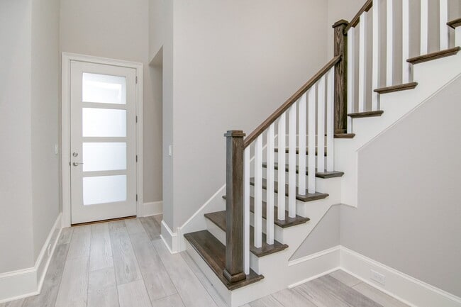 Building Photo - Stunning 5 Bed/4.5 Bath Home For Rent in t...