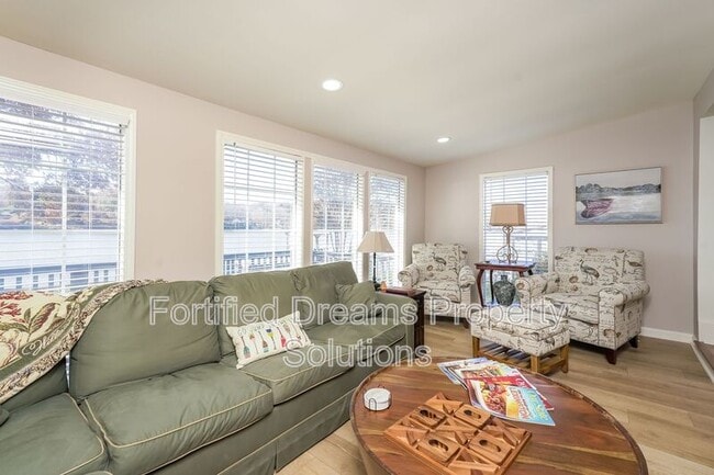 Foto del edificio - 395 Lake Dr