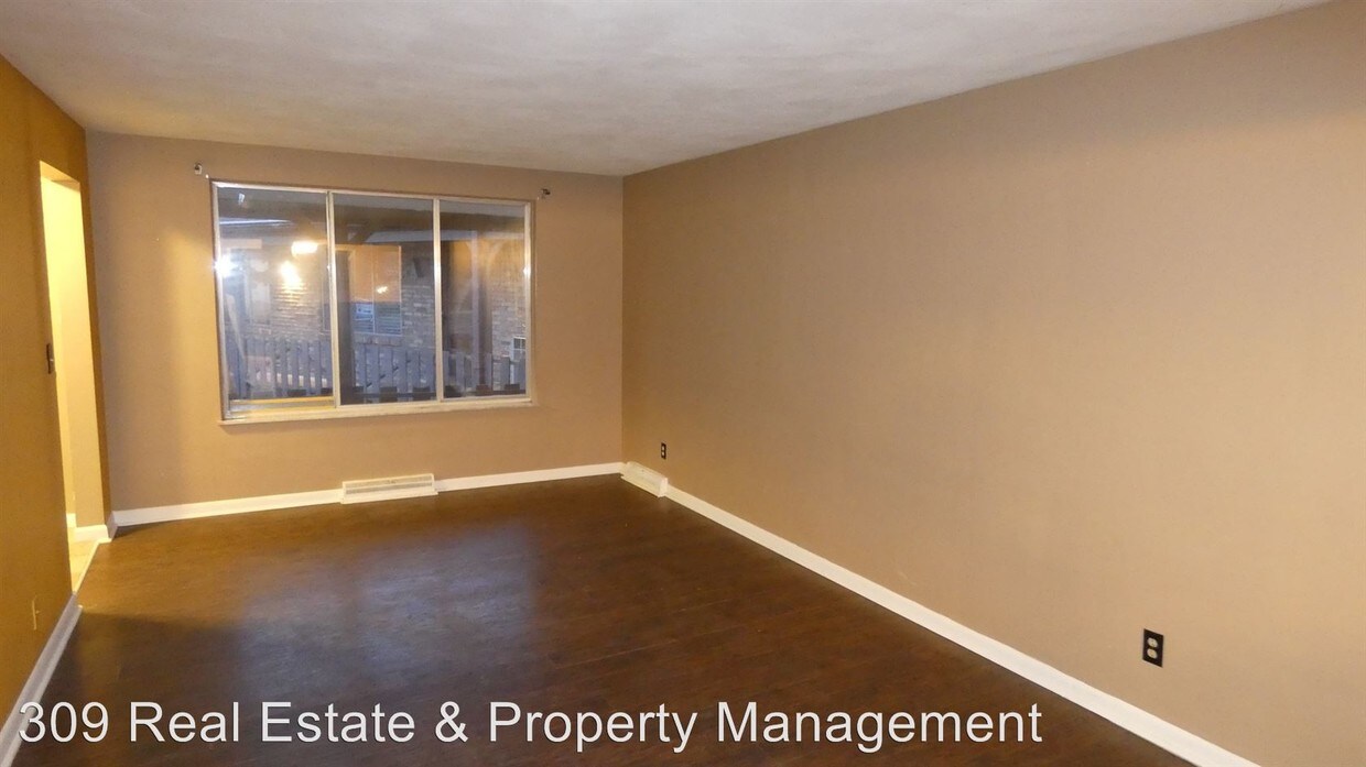 Primary Photo - 169 E Oak Cliff Ct
