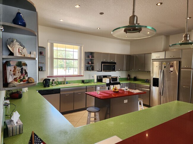 Foto del edificio - 223 Golf Aire Blvd