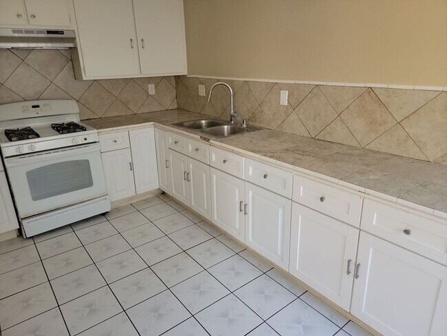 Building Photo - Lovely and Spacious 2 bedroom Townhouse