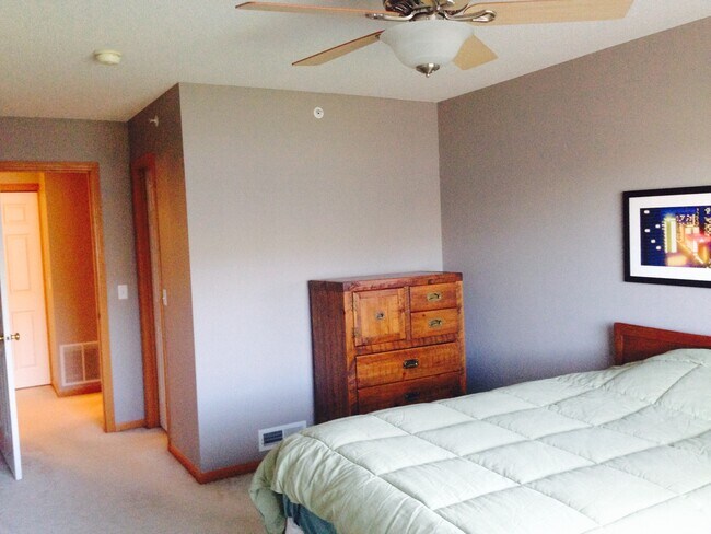 Foto del edificio - 562 Willoughby Way W