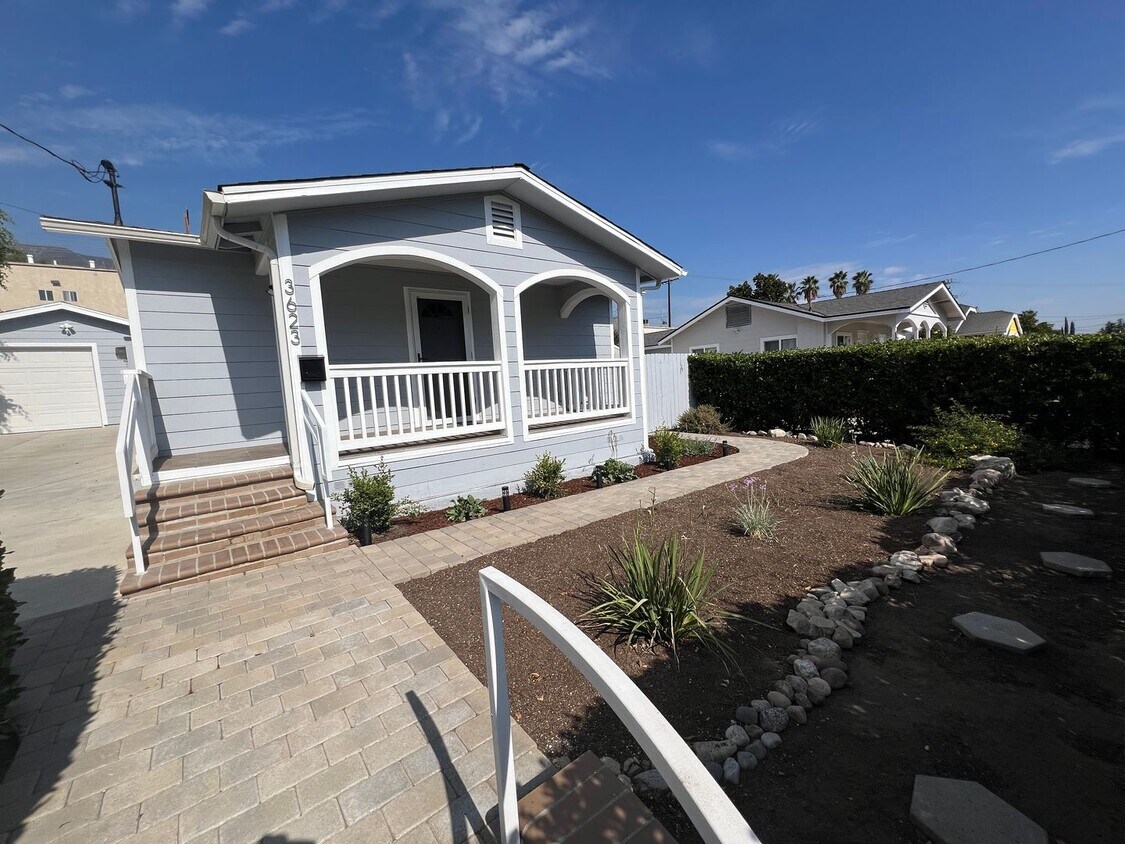 Foto principal - 2 Bedroom Home in Prime La Crescenta Neigh...