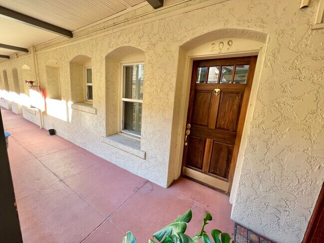 Foto del edificio - Charming Vintage 1-Bedroom Near Downtown L...