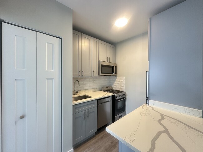 Foto del edificio - 545 W Belmont Ave