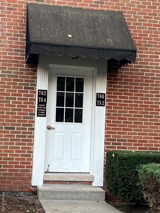 Building Photo - 754 E Fox Hills Dr