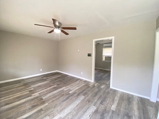 Foto del edificio - 3712 Woodside Dr