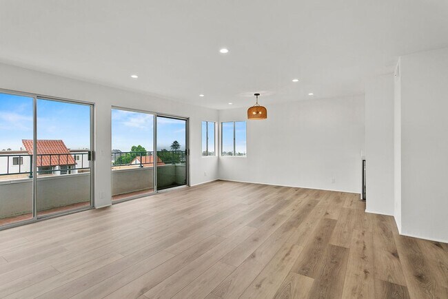 Foto del edificio - Bright, Beautiful & Newly Updated with Oce...