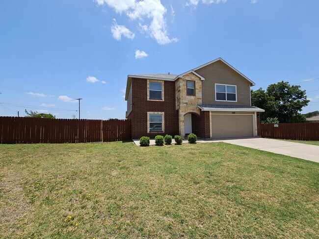 Building Photo - SECTION 8 ACCEPTED - BRAND NEW FLOORING - AVAILABLE & MOVE-IN READY!