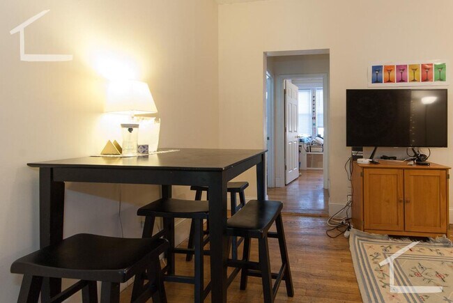 Building Photo - 9/1/26 Spacious Egmont St 4BR with heat included!