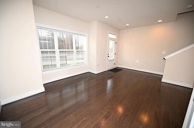 Foto del edificio - 2413 Glenallan Ave