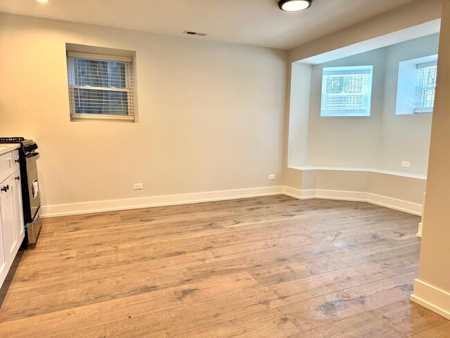Building Photo - 1709 N Maplewood Ave