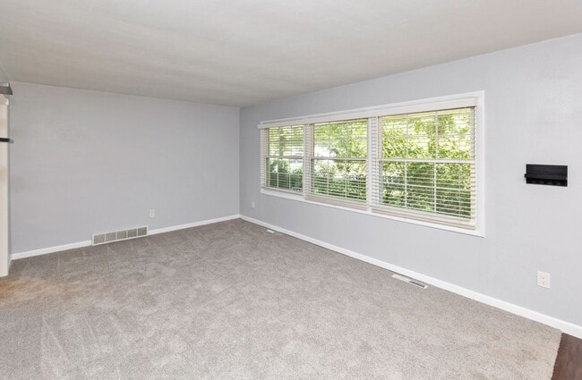 Building Photo - NEWLY UPDATED!! 3 Bedroom, 2 Bathroom Home in Des Moines!