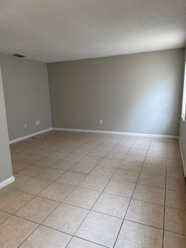 Building Photo - 1 bedroom 1 bath available in Auburndale