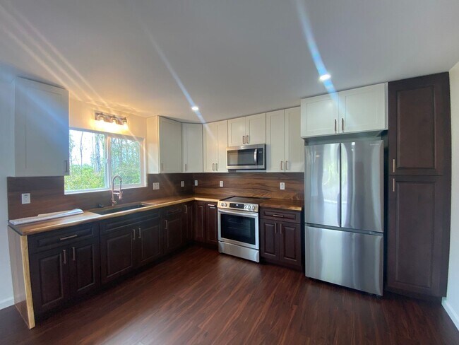 Foto del edificio - 3BR/2BA Two-Story Home in Ainaloa – Fenced & Gated