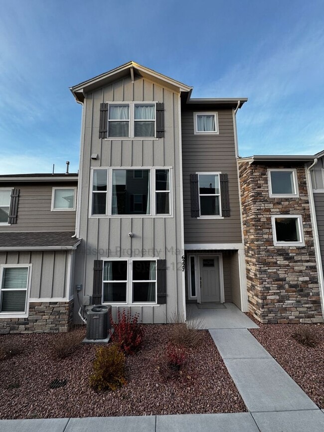 Gorgeous 3 Bedroom Townhouse Located in Northeast Colorado Springs - Gorgeous 3 Bedroom Townhouse Located in Northeast Colorado Springs