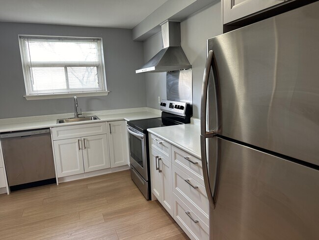 Photo du bâtiment - Spacious 2 Bedroom Apartment for Rent in Oshawa – 1 Month Rent Free on 12 Month Lease!!!