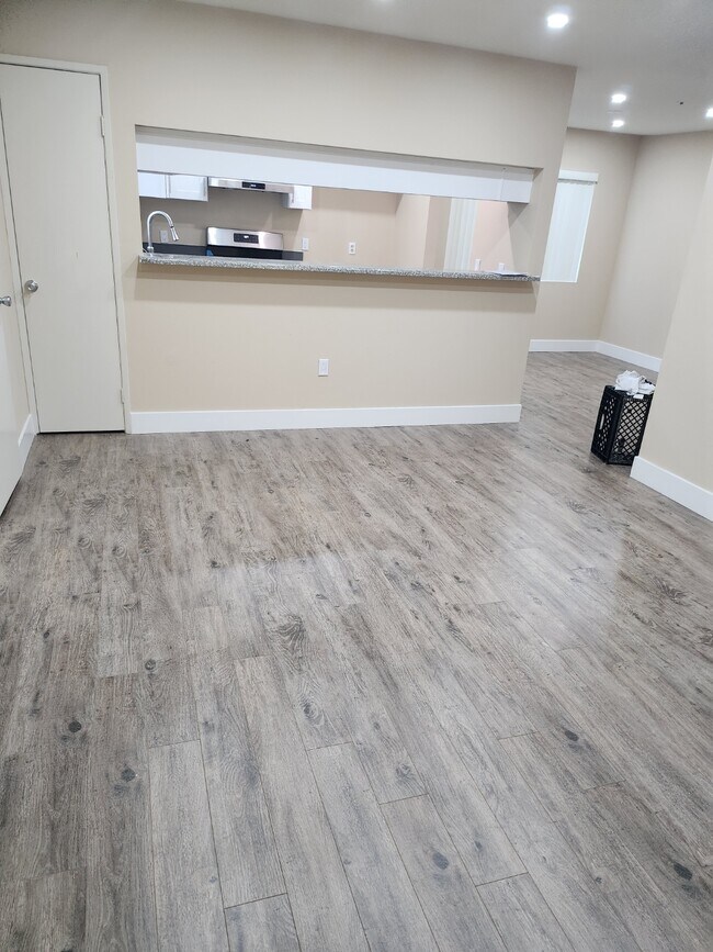 sala de estar y comedor - 1030 E Palmer Ave