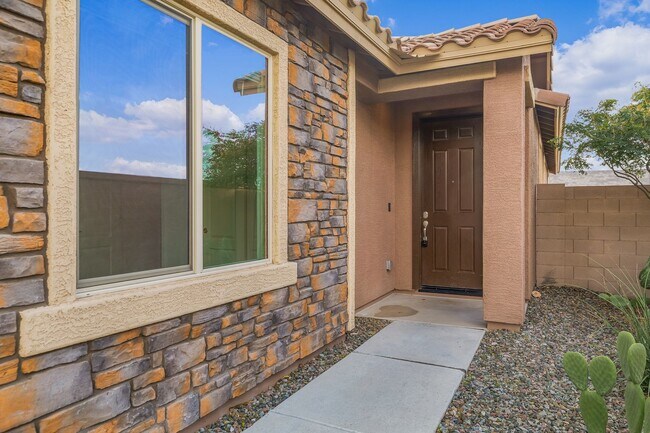 Building Photo - 4 Bedroom, 2 Bath - Fantastic Views of the...