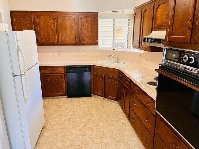 Foto del edificio - $2,100 3 Bedroom / 2 Bath plus Bonus Room ...