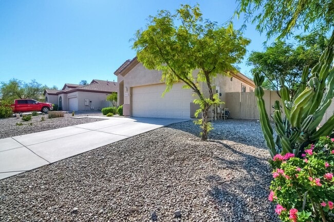 Building Photo - Three Bedroom Home in Goodyear